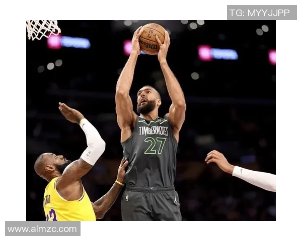 东契奇中投偏出 詹姆斯篮下飞身补扣